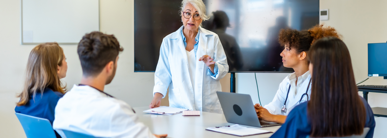 Intern overleg tussen arten en chirurgen in een ziekenhuis